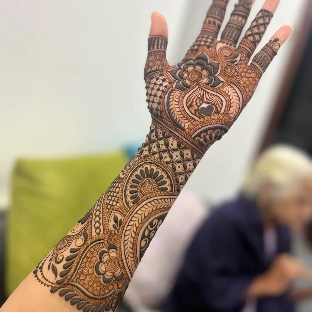 Henna artist