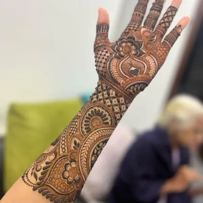 Henna artist